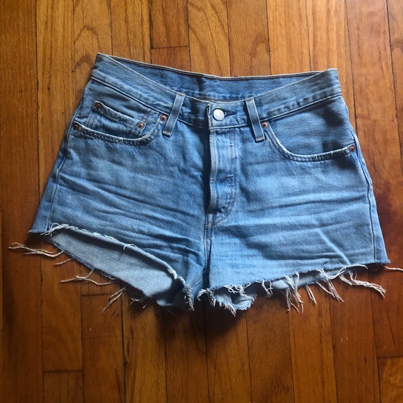 Levi’s 501 Shorts - Picture 1 of 3